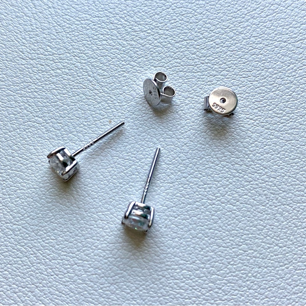 Beautiful 0.5 ct Moissanite Diamond silver earrings studs - Picture 4 of 4